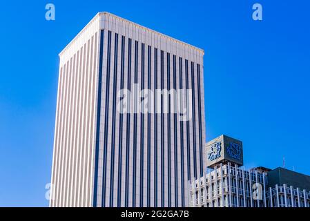 Place Picasso. Torre Picasso sur la gauche et Banca Mach sur la droite. Quartier des affaires d'Azca. Madrid, Espagne, Europe Banque D'Images