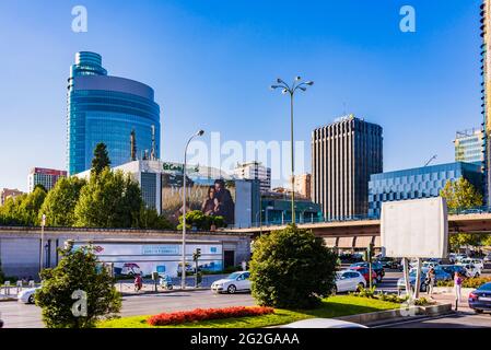 Torre Titania est le douzième plus grand gratte-ciel de Madrid, en Espagne, et est devenu le plus grand centre commercial du pays. Gratte-ciel du complexe AZCA. AZCA est un Banque D'Images