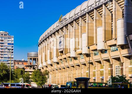 Vue extérieure ouest du stade. Le stade Santiago Bernabéu, Estadio Santiago Bernabéu, est un stade de football de Madrid. Avec un siège actuel c Banque D'Images