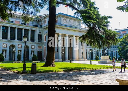 Vue partielle sur la façade principale. Le Musée du Prado - Museo del Prado, officiellement connu sous le nom de Museo Nacional del Prado, est le principal Musée national espagnol d'art mu Banque D'Images