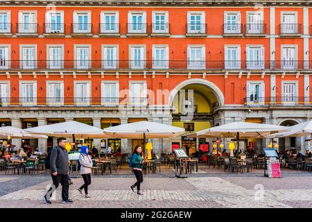 Restaurants bars et terrasses au crépuscule. La Plaza Mayor, place principale, est un grand espace public au coeur de Madrid, la capitale de l'Espagne. C'était une fois Banque D'Images