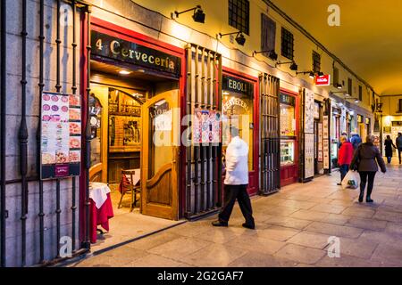 Cerveceria Eboli. Boutiques dans les arcades de la Plaza Mayor. La Plaza Mayor, place principale, est un grand espace public au coeur de Madrid, la capitale o Banque D'Images