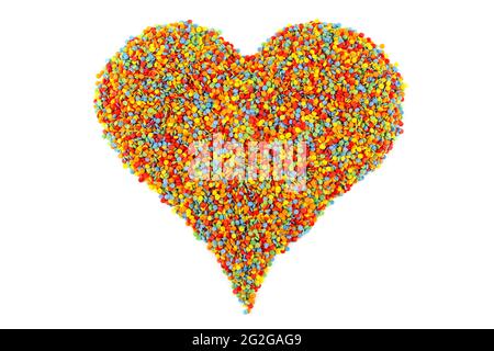 Points de saupoudrage de sucre coloré posés en forme de coeur isolé sur blanc Banque D'Images