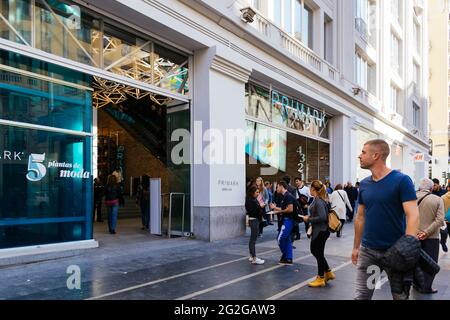 Magasin Primark. Avenue Gran Vía. Primark est un détaillant de mode rapide irlandais dont le siège est à Dublin, en Irlande, et une filiale de la British Food p Banque D'Images