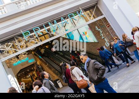 Magasin Primark. Avenue Gran Vía. Primark est un détaillant de mode rapide irlandais dont le siège est à Dublin, en Irlande, et une filiale de la British Food p Banque D'Images