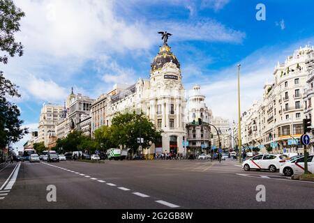 Le célèbre coin formé par Calle Alcalá et Gran Vía avec le bâtiment Metropolis. Le Metropolis Building - Edificio Metrópolis, est un immeuble de bureaux Banque D'Images