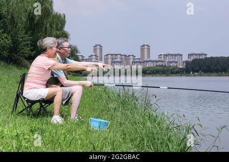 Vieux couple de pêche au bord du lac photo de haute qualité Banque D'Images