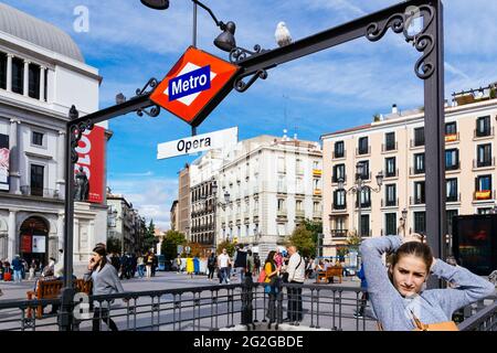 Entrée de la station de métro Ópera. La Plaza de Isabel II, également connue sous le nom de Plaza de Ópera, est une place publique historique entre le sol et Palacio pards i Banque D'Images