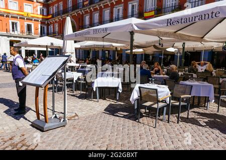 Restaurant bars terrasses. La Plaza Mayor, place principale, est un grand espace public au coeur de Madrid, la capitale de l'Espagne. C'était une fois le centre o Banque D'Images