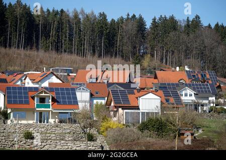 Allemagne, Bavière, haute-Bavière, Burghausen, maisons unifamiliales, toits avec systèmes photovoltaïques Banque D'Images