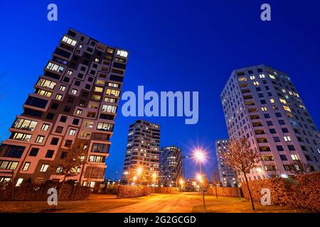 Allemagne, Bavière, Munich, Munich-Sendling, immeuble d'appartements, bloc d'appartements, quartier résidentiel, le soir, heure bleue, rue, feux Banque D'Images