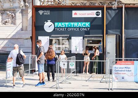 Milan, Italie - 20 juillet 2020 : personnes en file d'attente près de la billetterie du musée de la cathédrale de Milan. Billet Banque D'Images