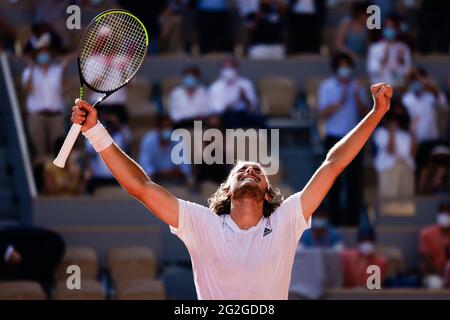 Paris, France. 11 juin 2021. Tennis : Grand Chelem/ATP Tour - French Open, hommes célibataires, demi-finales, Zverev (Allemagne) - Tsitsipas (Grèce). Stefanos Tsitsipas fête. Credit: Frank Molter/dpa/Alay Live News Banque D'Images