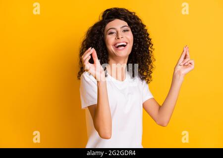 Photo portrait d'une fille riant dansant en cliquant sur les doigts surjoyés isolés sur fond jaune vif Banque D'Images