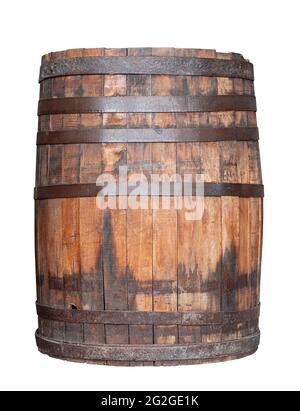 vue de face rapprochée d'un vieux whisky de vin en bois ou d'un baril de bière avec des colliers métalliques rouillés isolés sur fond blanc Banque D'Images