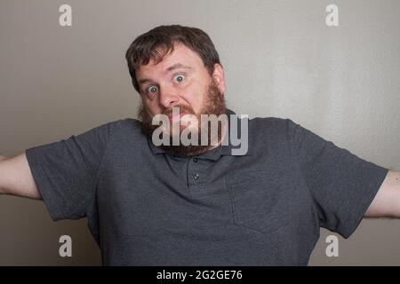 Un homme qui se souciait moins de hausser les épaules Banque D'Images