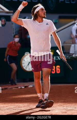 Paris, France. 11 juin 2021. Tennis : Grand Chelem/ATP Tour - French Open, hommes célibataires, demi-finales, Zverev (Allemagne) - Tsitsipas (Grèce). Stefanos Tsitsipas fête. Credit: Frank Molter/dpa/Alay Live News Banque D'Images