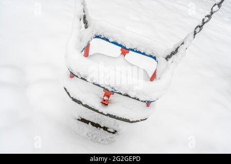 Terrain de jeu couvert de neige Banque D'Images