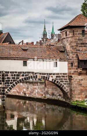 Ancien pont sur la rivière Pegnitz à Altstadt à Nuremberg, Allemagne Banque D'Images