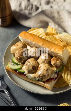 Sandwich suédois Meatball avec concombre et confiture de baies de Lingonberry Banque D'Images