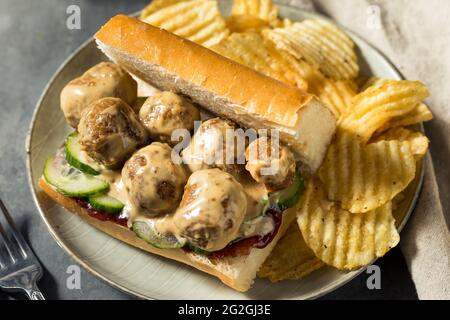 Sandwich suédois Meatball avec concombre et confiture de baies de Lingonberry Banque D'Images