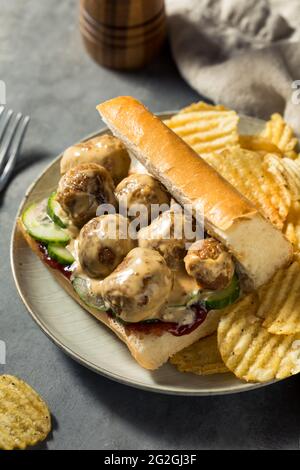 Sandwich suédois Meatball avec concombre et confiture de baies de Lingonberry Banque D'Images