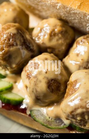 Sandwich suédois Meatball avec concombre et confiture de baies de Lingonberry Banque D'Images