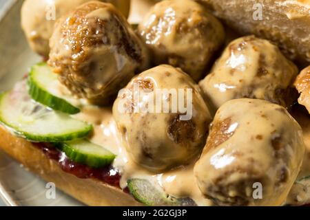 Sandwich suédois Meatball avec concombre et confiture de baies de Lingonberry Banque D'Images