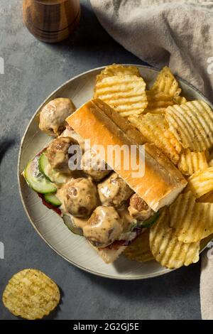 Sandwich suédois Meatball avec concombre et confiture de baies de Lingonberry Banque D'Images
