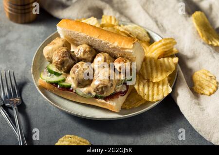 Sandwich suédois Meatball avec concombre et confiture de baies de Lingonberry Banque D'Images