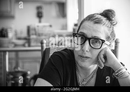 Un artiste de 54 ans à la maison, contemplant la vie. Banque D'Images