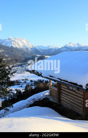 Coucher de soleil à Krepelschrofen près de Wallgau, vue sur les montagnes Karwendel, en premier plan la cabane au sommet, Europe, Allemagne, Bavière, haute-Bavière, Vallée d'Isar, Werdenfelser Land, Wallgau Banque D'Images