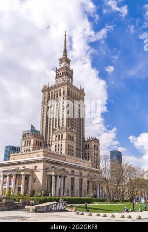 Palais de la Culture et des Sciences vu depuis la place environnante et les espaces verts du centre de Varsovie - Pologne. Banque D'Images