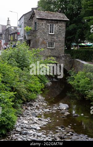 Bridge House se dressant au-dessus de stock Beck au milieu d'Ambleside, Lake District Cumbria Angleterre Banque D'Images