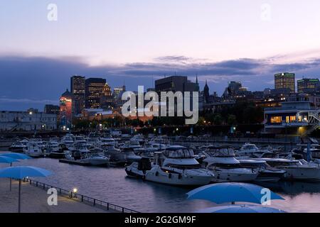 Vue sur la plage et la marina du Vieux-Port de Montréal au crépuscule, Montréal, Québec, Canada Banque D'Images
