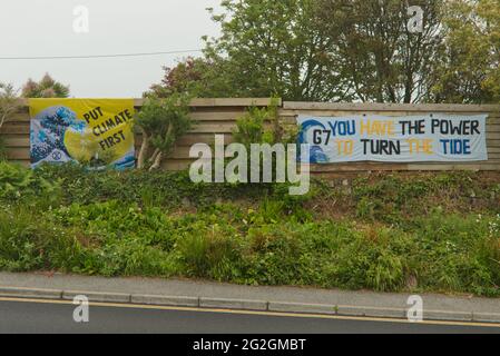 Extinction rébellion (XR) banderoles de crise climatique le long de la route St Ives dans la baie de Carbis lors du sommet du G7 de 2021 dans la ville Banque D'Images