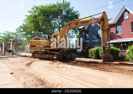 Des machines de construction à usage intensif travaillent sur la route de Mulberry Street à Hamilton. Banque D'Images