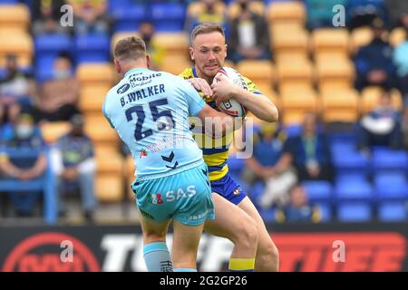 Warrington, Royaume-Uni. 11 juin 2021. Ben Currie (11) de Warrington Wolves est attaqué par Brad Walker (25) de Wakefield Trinity à Warrington, au Royaume-Uni, le 6/11/2021. (Photo de Richard long/News Images/Sipa USA) crédit: SIPA USA/Alay Live News Banque D'Images