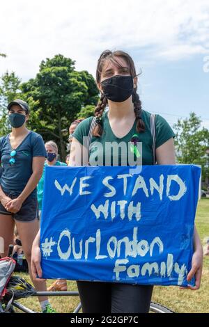 Toronto, Canada-11 juin 2021 : une marche contre la haine et l'islamophobie a eu lieu dans le Danforth en solidarité avec la famille tuée à London, en Ontario Banque D'Images