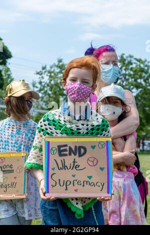 Toronto, Canada-11 juin 2021 : une marche contre la haine et l'islamophobie a eu lieu dans le Danforth en solidarité avec la famille tuée à London, en Ontario Banque D'Images