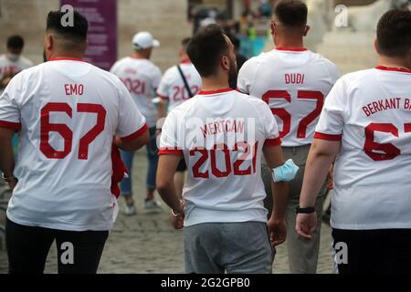 Rome, Italie. 11 juin 2021. ROME, Italie - 11.5.2021: Fans turcs et italiens dans la zone des fans pour l'euro 2020 sur la piazza del popolo à rome avant le match d'ouverture du championnat européen 2020 crédit: Agence de photo indépendante/Alamy Live News Banque D'Images