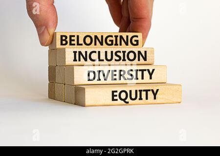 Symbole d'équité, de diversité, d'inclusion et d'appartenance. Blocs en bois avec les mots « équité, diversité, inclusion, appartenance » sur un magnifique fond blanc. D Banque D'Images