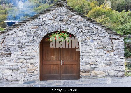 Impressions de Lastezzo dans la vallée de la Verzasca, district de Locarno, canton du Tessin en Suisse: Destination d'excursion populaire pour la randonnée, la plongée en rivière et la natation. Centre-ville historique. Banque D'Images