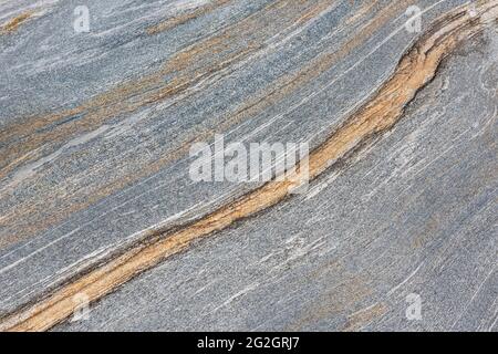 Impressions de Lastezzo dans la vallée de la Verzasca, district de Locarno, canton du Tessin en Suisse: Destination d'excursion populaire pour la randonnée, la plongée en rivière et la natation. Structures sur les rochers. Banque D'Images