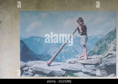 Impressions de Lastezzo dans la vallée de Verzasca, district de Locarno, canton du Tessin en Suisse, photo sur un mur de maison: Garçon avec Alphorn Banque D'Images