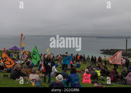 Carbis Bay, Cornwall, Royaume-Uni. 11 juin 2021. Extinction rébellion, tenue d'une fête avec de la musique et des discours, Carbis Bay St. Ives Sommet du G7, pacifique avec le navire de guerre dans la baie crédit: kathleen White/Alamy Live News Banque D'Images