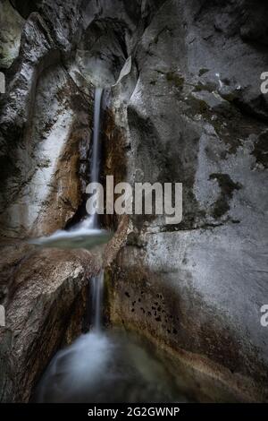 Une cascade dans les contreforts des Alpes sur la Kesselbergstrasse. Banque D'Images