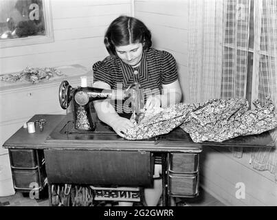 Femme faisant de la robe sur machine à coudre, Coffee County, Alabama, États-Unis, Marion Post Wolcott, Administration américaine de la sécurité agricole, mars 1939 Banque D'Images