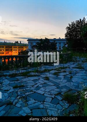 Wroclaw, Pologne - 25 2020 juillet : heure bleue de l'après-midi après le coucher du soleil sur d'anciens bâtiments fermés sur la colline de Partyzantow Banque D'Images