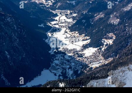 Vue depuis la terrasse d'observation de Sass Pordoi sur Campitello di Fassa, Pordoi Pass, Sellaronda, Tyrol du Sud, Alto Adige, Dolomites, Italie, Europe Banque D'Images